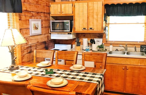 Sevierville Cabin | 2/2 Log Cabin in the Smokies! Close to Dollywood! WIFI, HOT TUB, 2 KING ROOMS