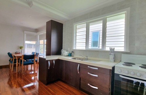 Hillsborough House | 2/2 Melrose 3 BR - 2 Melrose Road East, Hillsborough, Auckland 1042