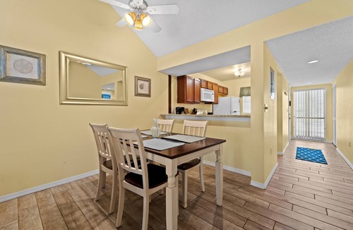 Plantation Condo | 2/2 Vaulted Ceiling 10 Min to beach on golf course