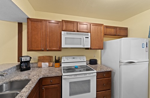 Plantation Condo | 2/2 Vaulted Ceiling 10 Min to beach on golf course