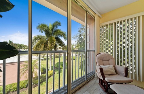 Plantation Condo | 2/2 Vaulted Ceiling 10 Min to beach on golf course