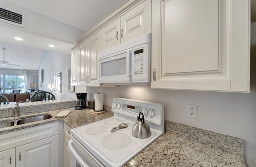 Plantation Condo | 2/2 Vaulted Ceiling 10 Min to beach on golf course