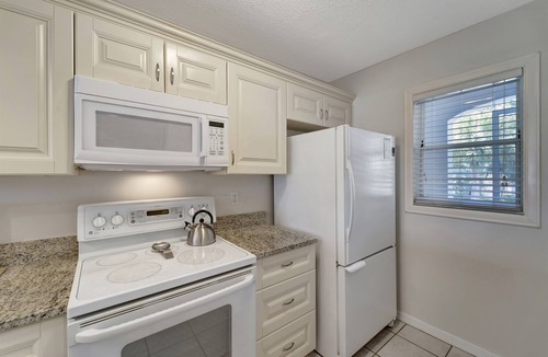 Plantation Condo | 2/2 Vaulted Ceiling 10 Min to beach on golf course