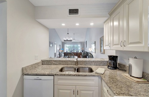 Plantation Condo | 2/2 Vaulted Ceiling 10 Min to beach on golf course