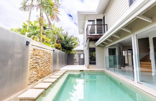 Mission Beach House | 2/24 Donkin - Luxury - Absolute Beachfront