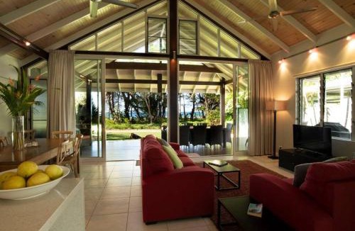 Mission Beach Apartment | 2/24 Donkin - Luxury - Absolute Beachfront