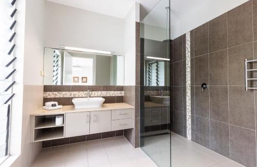 Mission Beach Apartment | 2/24 Donkin - Luxury - Absolute Beachfront