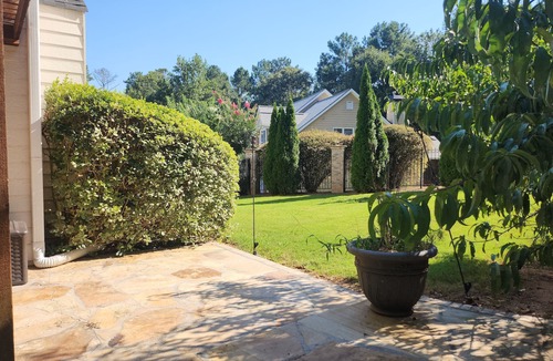 Snellville House | 2,298Sqft-King Bed-BBQ-Gbps-W/D