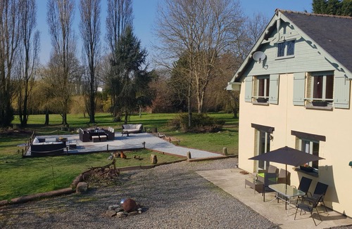 Villiers-le-Pre Apartment | 2/3 person studio gite overlooking lake