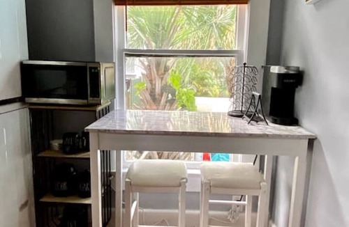 Historic Old Northeast Apartment | (2) 320 Unit#2 · Downtown St. Pete/Historic Old NE #2 - Getaway