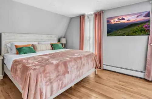 Stratford House | 2.3mi from Short Beach, 3 Bed 1.5 bath