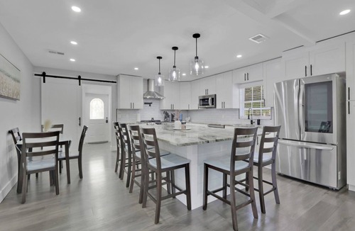Rural Estates House | 2.5-Acre Compound: 8BR/6BA w/Pool & Pickleball