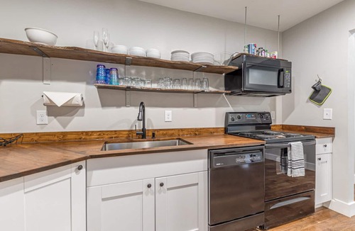 West End Apartment | 2.5 Story Great Room! 5 min to Downtown