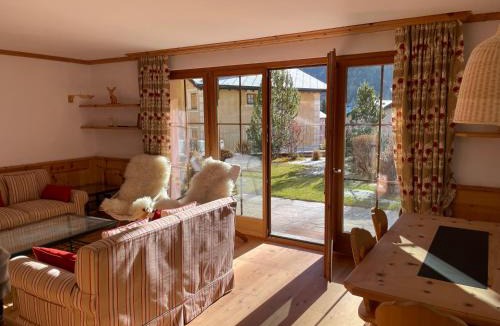 Zuoz Apartment | 2,5 Zimmer Wohnung mit Bergblick in Engadin