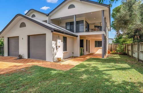 Rainbow Beach House | 2/6 Indigo Avenue - Rainbow Beach. Beautifully presented, air-conditioned family beach getaway
