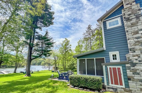 North Glade Hills House | 2 Adjacent Houses Rented Together!