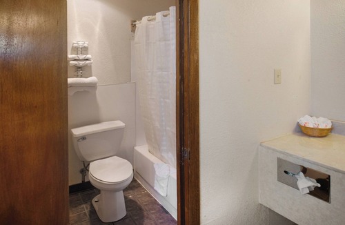 Guymon Hotel | 2 Affordable Rooms – Free WiFi & Parking Near Guymon Sights!