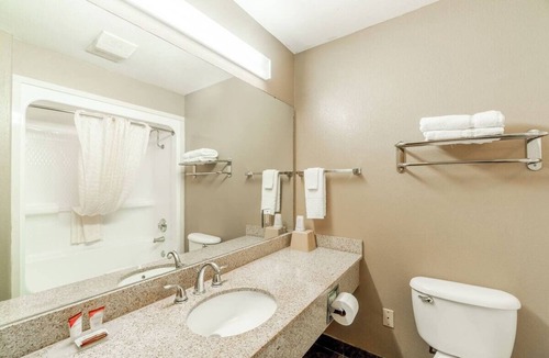 Beeville Hotel | 2 Affordable Rooms with 2 Queen Beds Perfect for a Relaxing Family Trip