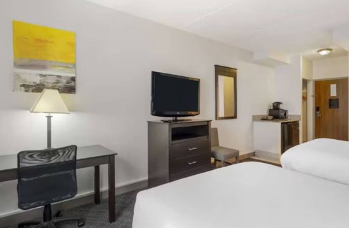 Mundelein Hotel | 2 Affordable Units | 4.7 miles to University of St. Mary | Pets Allowed