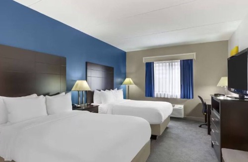 Mundelein Hotel | 2 Affordable Units | 4.7 miles to University of St. Mary | Pets Allowed
