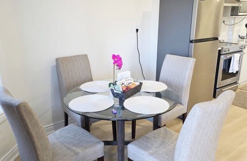 Oakville House | 2 Bd - 1 Bth Main Floor Walk-Out Unit - 2 Parkings - Licensed
