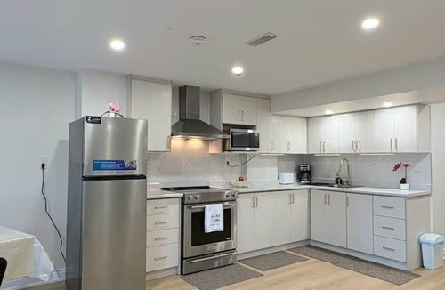 Oakville House | 2 Bd - 1 Bth Main Floor Walk-Out Unit - 2 Parkings - Licensed