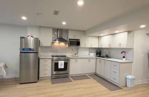 Oakville House | 2 Bd - 1 Bth Main Floor Walk-Out Unit - 2 Parkings - Licensed