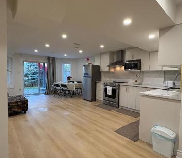 Oakville House | 2 Bd - 1 Bth Main Floor Walk-Out Unit - 2 Parkings - Licensed