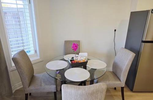 Oakville House | 2 Bd - 1 Bth Main Floor Walk-Out Unit - 2 Parkings - Licensed