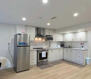 Oakville House | 2 Bd - 1 Bth Main Floor Walk-Out Unit - 2 Parkings - Licensed