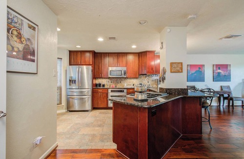 Nassau Bay House | 2 Bd/2.5 Ba Townhome near NASA!