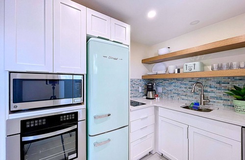Bradenton Beach Condo | 2 bd/2 ba w/Tropical Crtyd Steps to Beach!