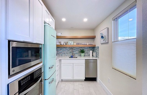 Bradenton Beach Condo | 2 bd/2 ba w/Tropical Crtyd Steps to Beach!