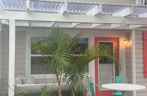Bradenton Beach Condo | 2 bd/2 ba w/Tropical Crtyd Steps to Beach!