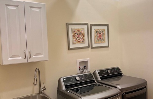 Downtown Syracuse Apartment | 2 bd 2bth in Downtown Syracuse w/Charging station great relaxing stays Sleeps 8