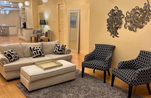 Downtown Syracuse Apartment | 2 bd 2bth in Downtown Syracuse w/Charging station great relaxing stays Sleeps 8