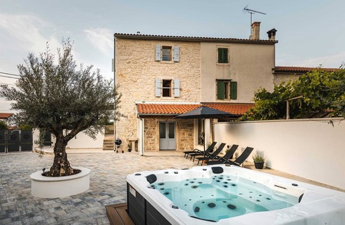 Porec Villa | 2 BD villa with pool, jacuzzi for up to 4 people