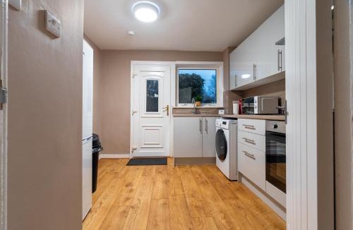 Bishopton Apartment | 2 BDR Apt By Caledonia Luxe Stays Short Lets & Serviced Accommodation Bishopton