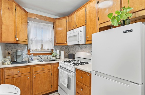 New Bedford Apartment | 2 Bdrm Apartment - King size bed 8 mins to downtown