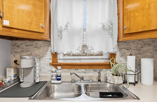 New Bedford Apartment | 2 Bdrm Apartment - King size bed 8 mins to downtown