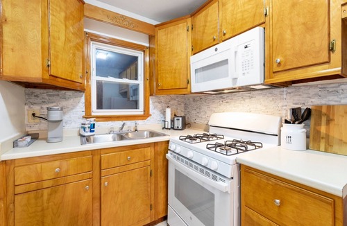 New Bedford Apartment | 2 Bdrm Apartment - King size bed 8 mins to downtown