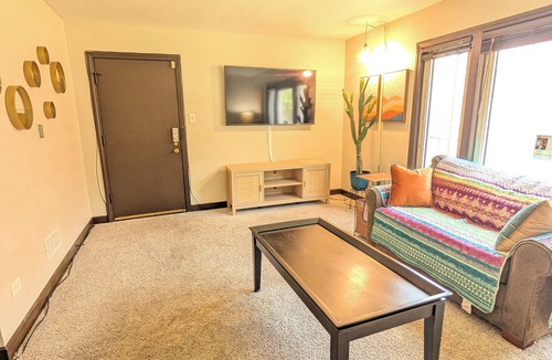 Washington Heights Apartment | 2- Bdrm Apt Desert Themed w/AC in Chicago