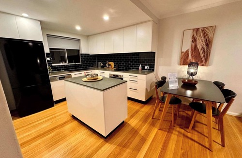 Annandale Apartment | 2 Bdrm Apt in Annandale with Courtyard & Parking