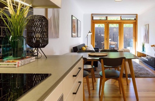 Annandale Apartment | 2 Bdrm Apt in Annandale with Courtyard & Parking