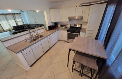 Lancaster House | 2 Bdrm inc Full Kitchen/Bath/Laundry/Living Room