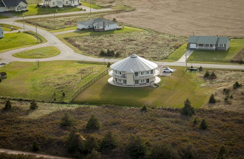 North Rustico Condo | 2 BDRM OCEAN/BEACH FRONT ROTATING CONDO!