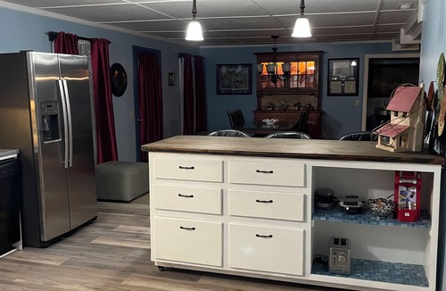 Dice Apartment | 2 bdrm, sleeps 7 apartment. Pet friendly. Pool onsite. Outdoor grill. Hazard, KY