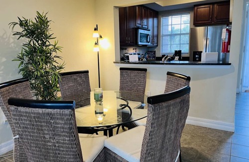 Ruskin Villa | 2 bdrm Waterfront Private Beach Resort! Sleeps 7! Walk to the beach and Restaurants.