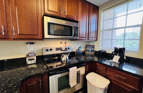 Ruskin Villa | 2 bdrm Waterfront Private Beach Resort! Sleeps 7! Walk to the beach and Restaurants.