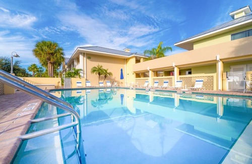 Ruskin Villa | 2 bdrm Waterfront Private Beach Resort! Sleeps 7! Walk to the beach and Restaurants.